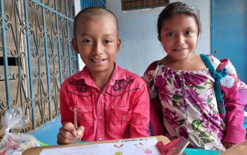 Niño y niña de Guatemala estudiando